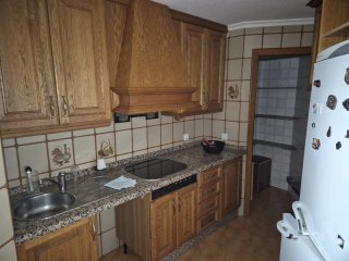 Se alquila piso: 4 dormitorios, 2 baños, salón