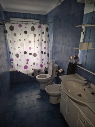 Se alquila piso: 4 dormitorios, 2 baños, salón