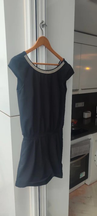 Vestido pantalón negro con escote adornado Morgan