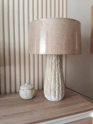 Lámpara y tarro decorativo