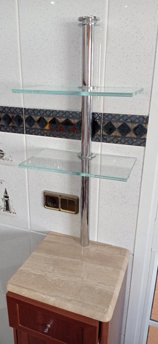Mueble baño con estantes de cristal y tapa mármol