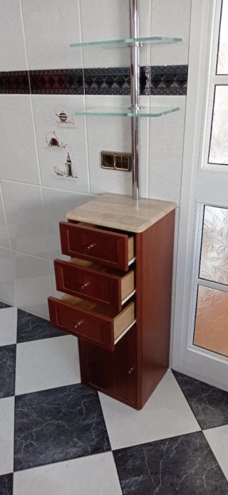 Mueble baño con estantes de cristal y tapa mármol