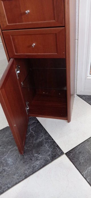Mueble baño con estantes de cristal y tapa mármol