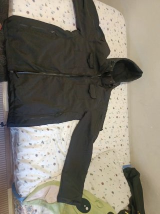 Chaqueta impermeable negra