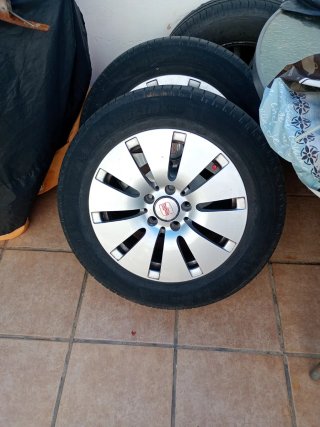 Se venden 4 Llantas de 5 tornillos con neumáticos.