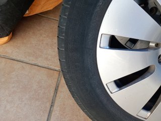 Se venden 4 Llantas de 5 tornillos con neumáticos.
