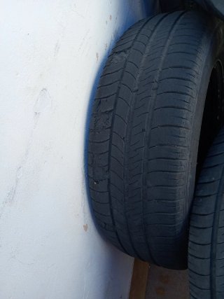 Se venden 4 Llantas de 5 tornillos con neumáticos.