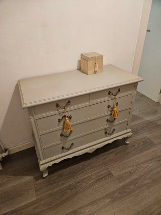 Cómoda antigua de madera restaurada