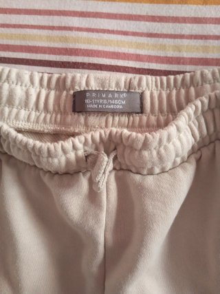 Pantalón corto beige con bolsillos