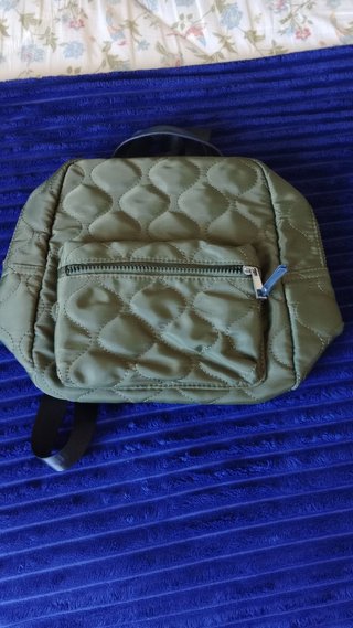 Mochila pequeña acolchada verde