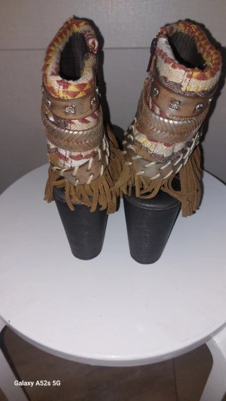 Sandalias de cuña con flecos y detalles étnicos