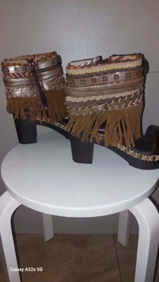 Sandalias de cuña con flecos y detalles étnicos