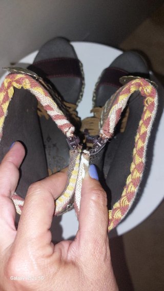 Sandalias de cuña con flecos y detalles étnicos