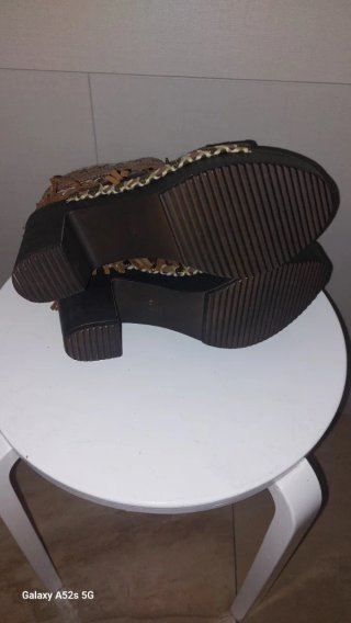 Sandalias de cuña con flecos y detalles étnicos