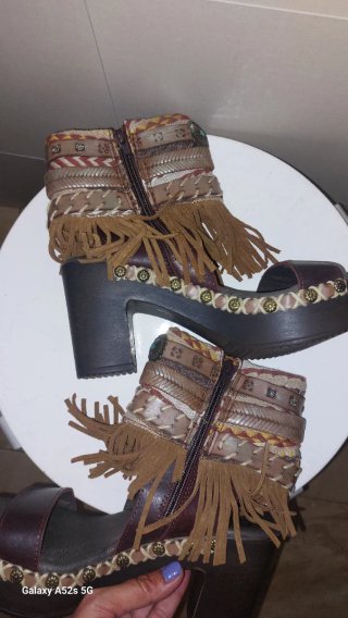 Sandalias de cuña con flecos y detalles étnicos