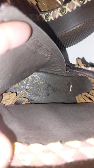 Sandalias de cuña con flecos y detalles étnicos