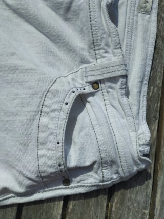Pantalones vaqueros blancos con detalles