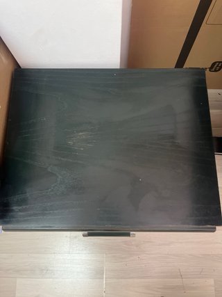 Cajonera verde oscuro con tiradores metálicos