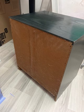 Cajonera verde oscuro con tiradores metálicos