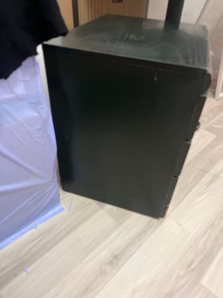 Cajonera verde oscuro con tiradores metálicos