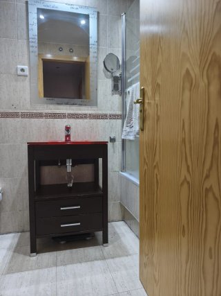 Mueble de baño lavabo rojo y marrón