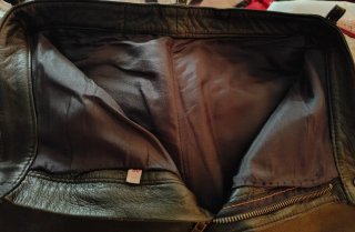 Pantalón de cuero negro