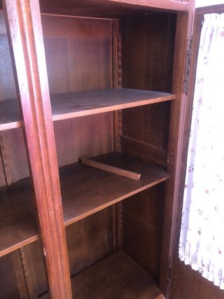 Alacena antigua de madera con puertas de cristal