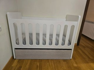 Cuna de madera blanca con cajón