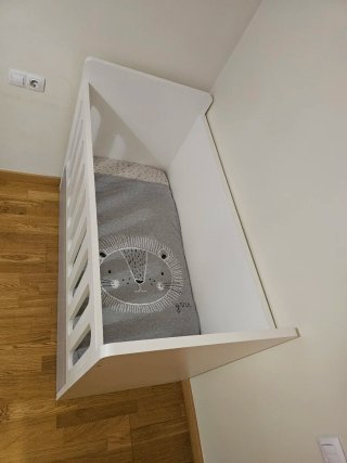 Cuna de madera blanca con cajón