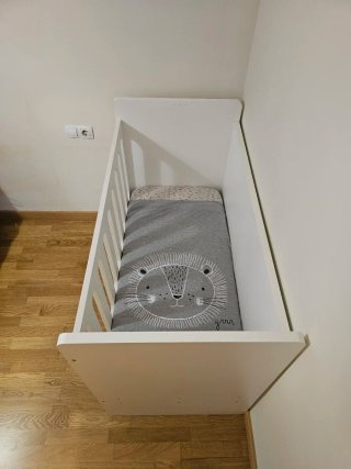 Cuna de madera blanca con cajón