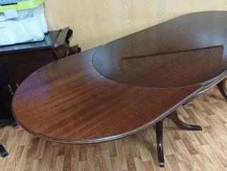Mesa de comedor ovalada de madera