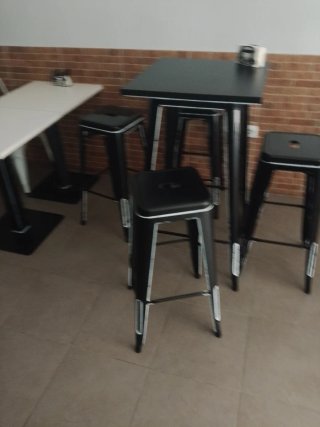 Mesa alta y taburetes metálicos