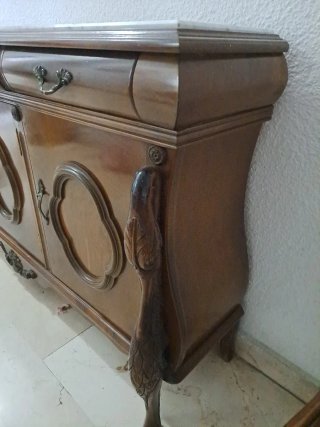 Aparador de madera con tapa de mármol