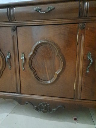 Aparador de madera con tapa de mármol