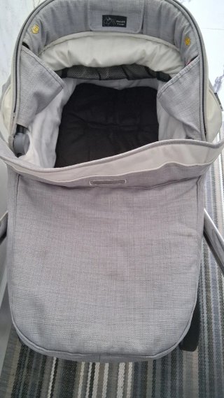 Carrito de bebé gris