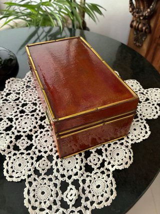 Caja madera forrada cantos metal dorado