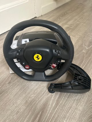 Volante Ferrari Thrustmaster PS4