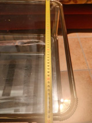 Mesa auxiliar cristal y metal dorado