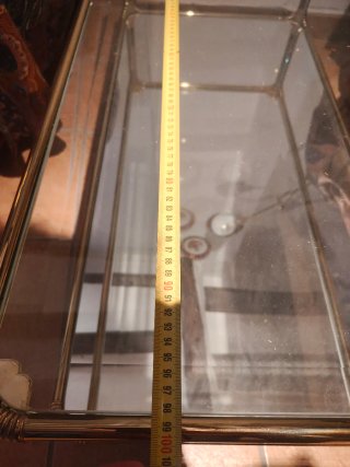 Mesa auxiliar cristal y metal dorado