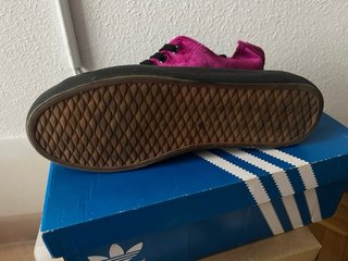 Zapatillas de terciopelo morado y negro