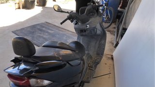 Moto Scooter Negra Suzuki 125 cc