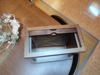 Portafotos de madera con flor