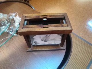 Portafotos de madera con flor