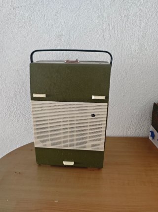 Tocadiscos Vintage Cosmo Verde y Beige