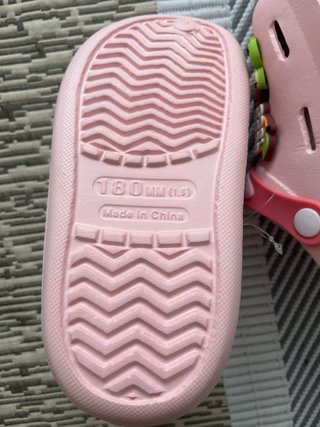 Crocs rosas capibara