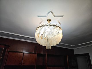 Lámpara de techo colgante dorada y transparente