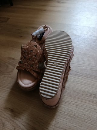 Sandalias doradas con pedrería