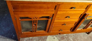 Armario de madera con puerta de cristal