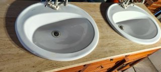 Armario de madera con puerta de cristal
