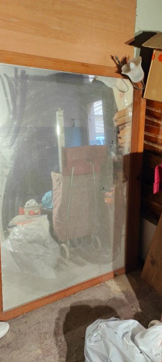 Armario de madera con puerta de cristal